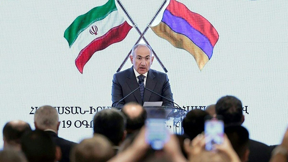 This handout photograph, taken and released by Armenia's government press service, shows Armenian Prime Minister Nikol Pashinyan attending a meeting with businesspersons during the visit of Iranian President Ebrahim Raisi to Yerevan, Armenia, July 19, 2025. (AFP Photo)
