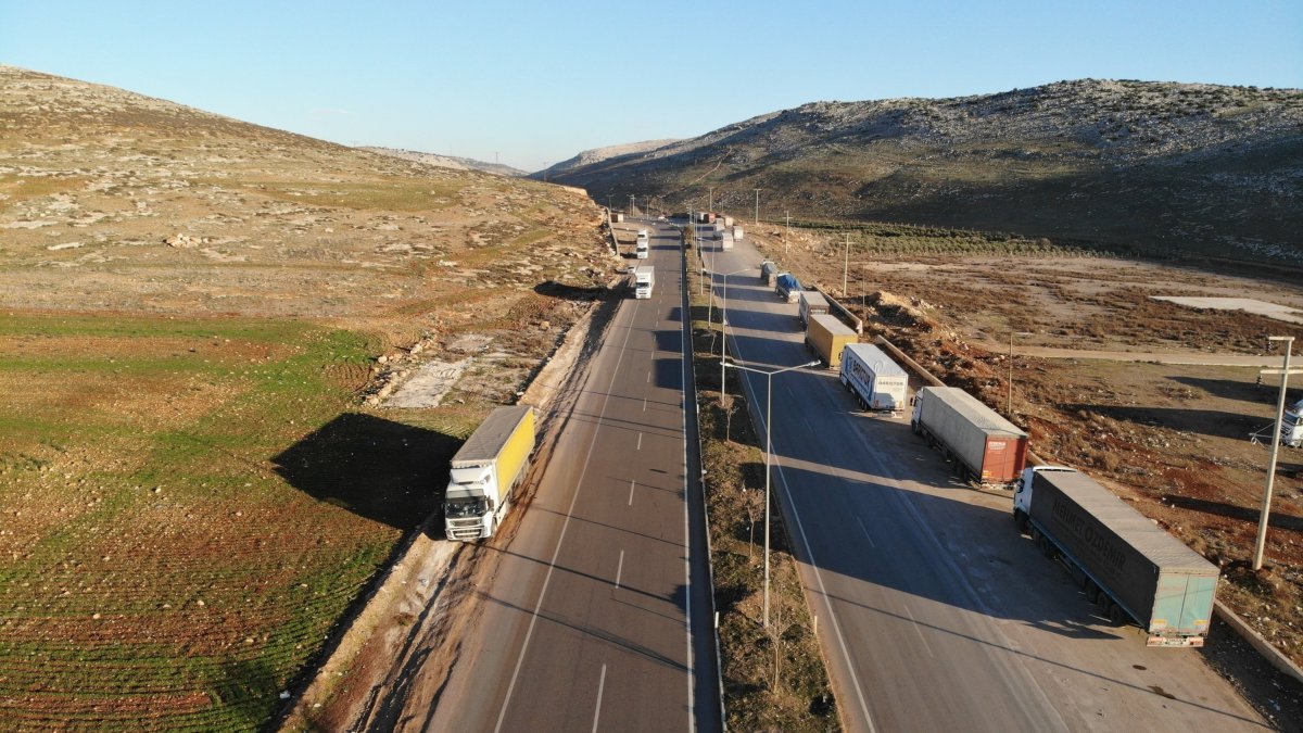 Trucks are seen near the Cilvegözü border crossing with Syria in the Reyhanlı district of the southern province of Hatay, Türkiye, Jan. 20, 2025. (IHA Photo)