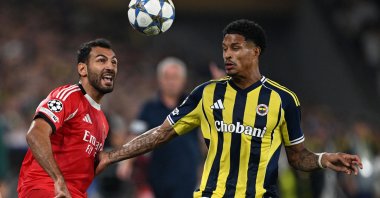 Benfica’s Vangelis Pavlidis (L) fights for the ball with Fenerbahçe’s Jayden Oosterwolde during their UEFA Champions League play off first leg football match in Istanbul, Türkiye, Aug. 20, 2025. (AFP Photo)