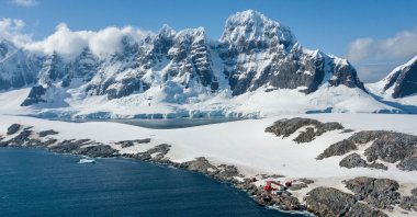 This handout picture, released by the University of Santiago USACH, shows an aerial view of Antarctica during a study led by a team of Chilean scientists from the University of Santiago, Aug. 20, 2025. (AFP Photo)