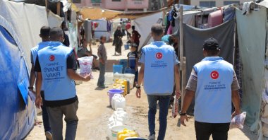 A Türkiye Diyanet Foundation (TDV) team distributes food, water and essential supplies to families, Gaza, Palestine, Aug. 21, 2025. (AA Photo)