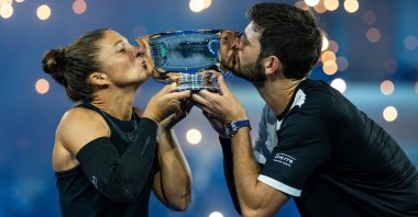 Italian pair Sara Errani and Andrea Vavassori pose with the winner’s trophy after their victory over Casper Ruud and Iga Swiatek after the US Open mixed doubles final, Flushing, New York, U.S., Aug. 20, 2025. (Reuters Photo)