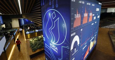Traders walk on the floor of the Borsa Istanbul Stock Exchange (BIST) in Istanbul, Türkiye, Feb. 29, 2016. (Reuters Photo)