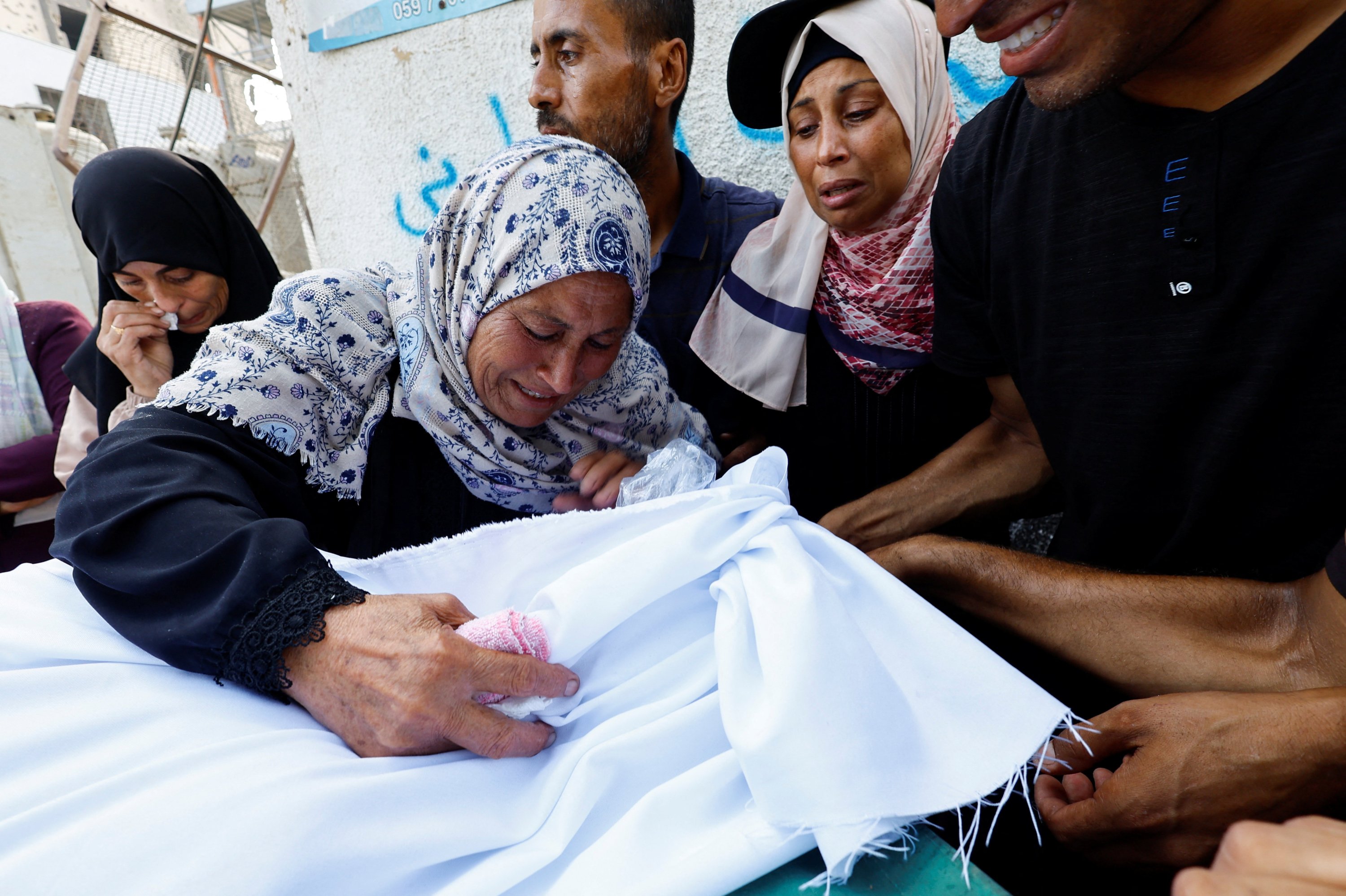 Poročila o nasilju v Gazi: Ameriški izvajalci naj bi streljali na razdelilne točke pomoči, izraelski kvadrokopterji nadlegovali civiliste, ubitih najmanj 25 ljudi