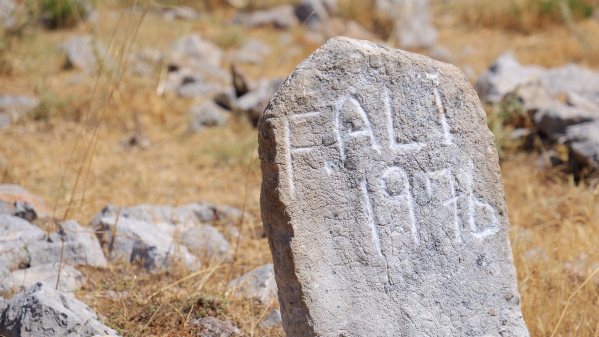 A grave on the Tahtalı Plateau marks the resting place of a nomadic herder in Kahramanmaraş, Türkiye, Aug. 22, 2025. (IHA Photo) 