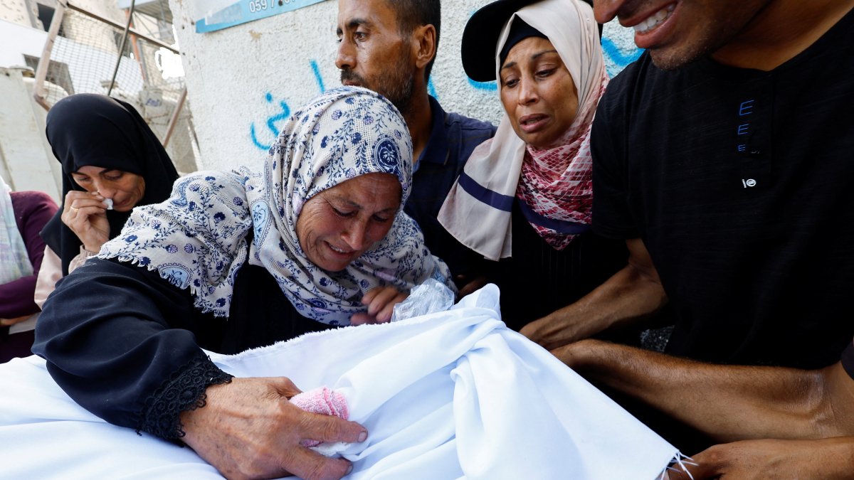 Mourners react during the funeral of Palestinians killed by Israeli fire while trying to receive aid at Al-Shifa Hospital, Gaza City, Palestine, Aug. 22, 2025. (Reuters Photo)