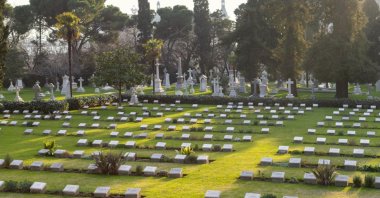Haydarpaşa War Cemetery, a historic site dating back to the Crimean War. (Shutterstock Photo)
