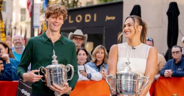 Italy&#039;s Jannik Sinner (L) and Belarus&#039; Aryna Sabalenka pose for photos with their US Open trophies at the USTA Billie Jean King National Tennis Center, New York City, U.S., Sept. 9, 2024. (Getty Images Photo)