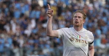 Napoli&#039;s Kevin De Bruyne celebrates after scoring during the pre-season friendly match between Napoli and Girona at the Teofilo Patini Stadium, Castel Di Sangro, Italy, Aug. 9, 2025. (AP Photo)