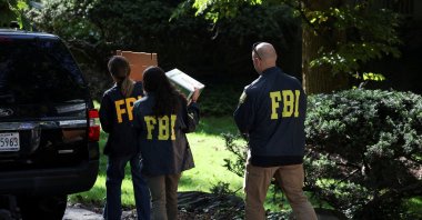 FBI members carry boxes to the home of the former White House national security adviser John Bolton as it is searched by FBI, in Bethesda, Maryland, U.S., Aug. 22, 2025. (Reuters Photo)