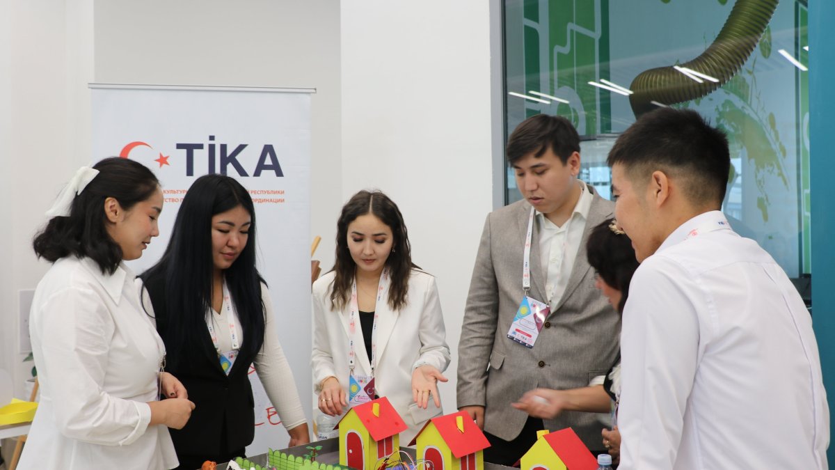 Teachers participate in hands-on training on modern teaching methods and interdisciplinary approaches, Kökşetau, Kazakhstan, Aug. 24, 2025. (AA Photo)