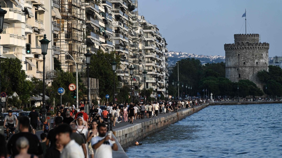 Tourists walk along the waterfront, Thessaloniki, Greece, Aug. 22, 2025. (AFP Photo)