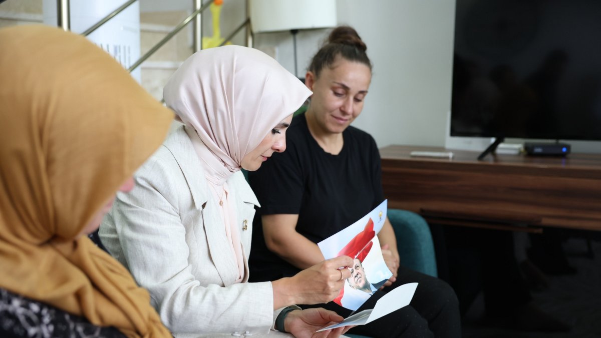 Family and Social Policies Minister Mahinur Özdemir Göktaş (C) presents a letter by the president explaining the terror-free Türkiye plan to the family of a martyr, Yalova, western Türkiye, Aug. 8, 2025. (AA Photo)