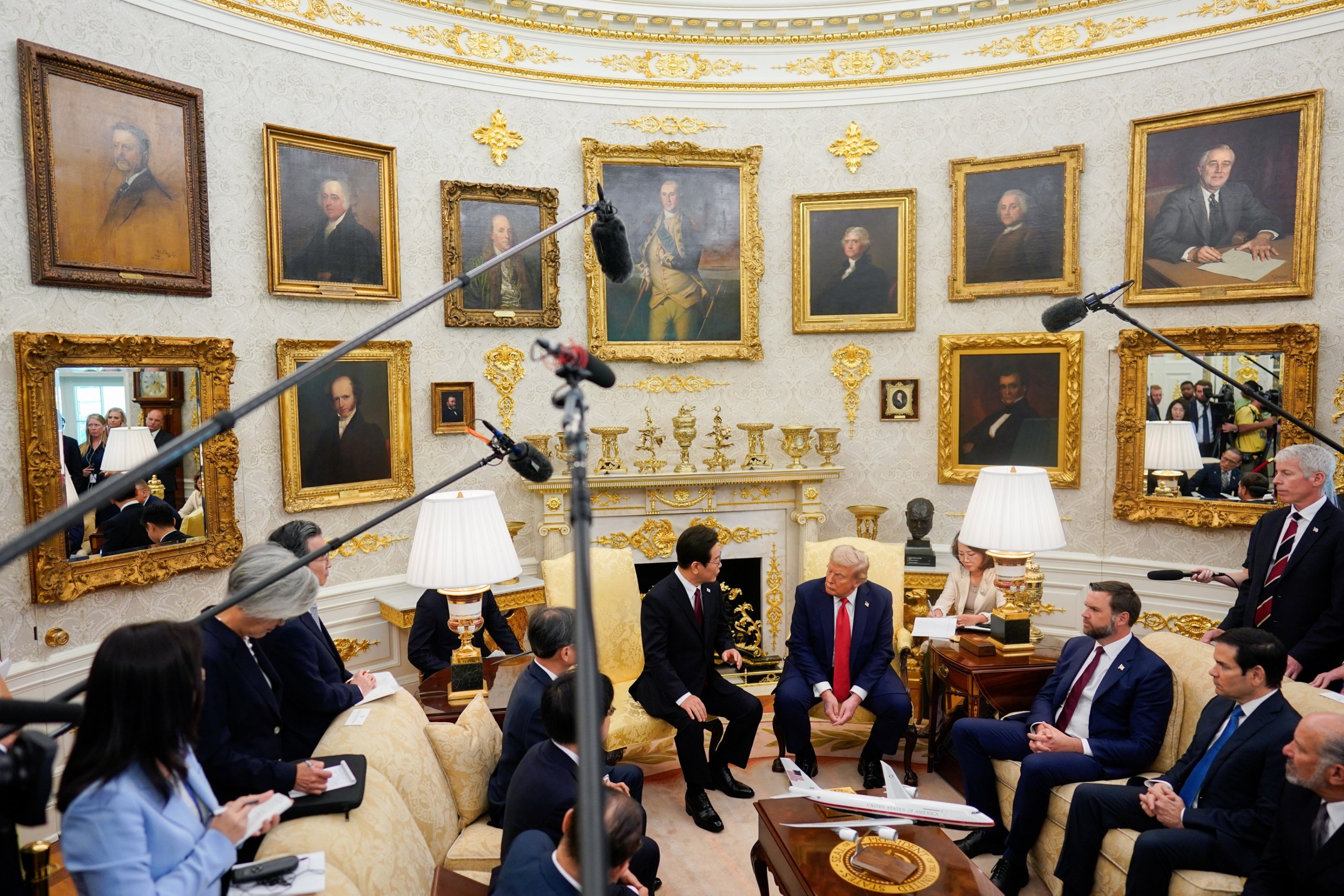 Trump eyes future Kim meeting as he hosts S. Korea's new president | Daily  Sabah