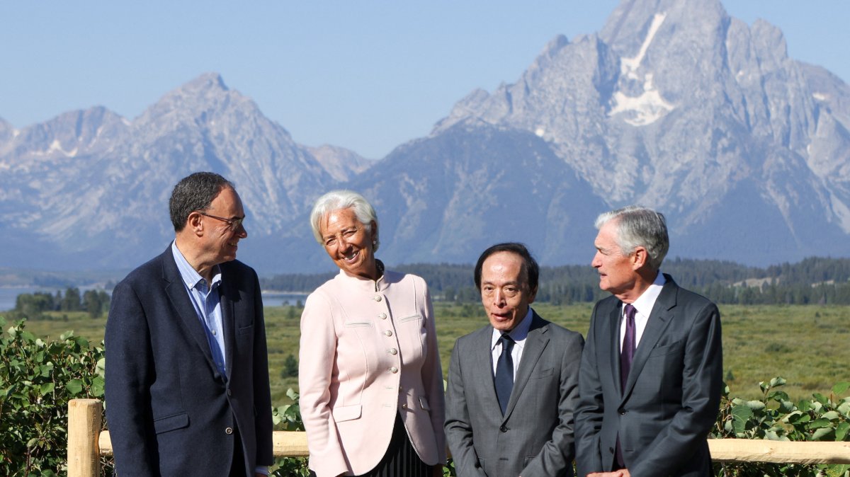 BoE Governor Andrew Bailey (L), ECB President Christine Lagarde, BoJ Governor Kazuo Ueda (2nd-R) and Fed Chair Jerome Powell (R) pose for a photo as they attend the 2025 Jackson Hole, Wyoming, U.S., Aug. 22, 2025. (Reuters Photo)