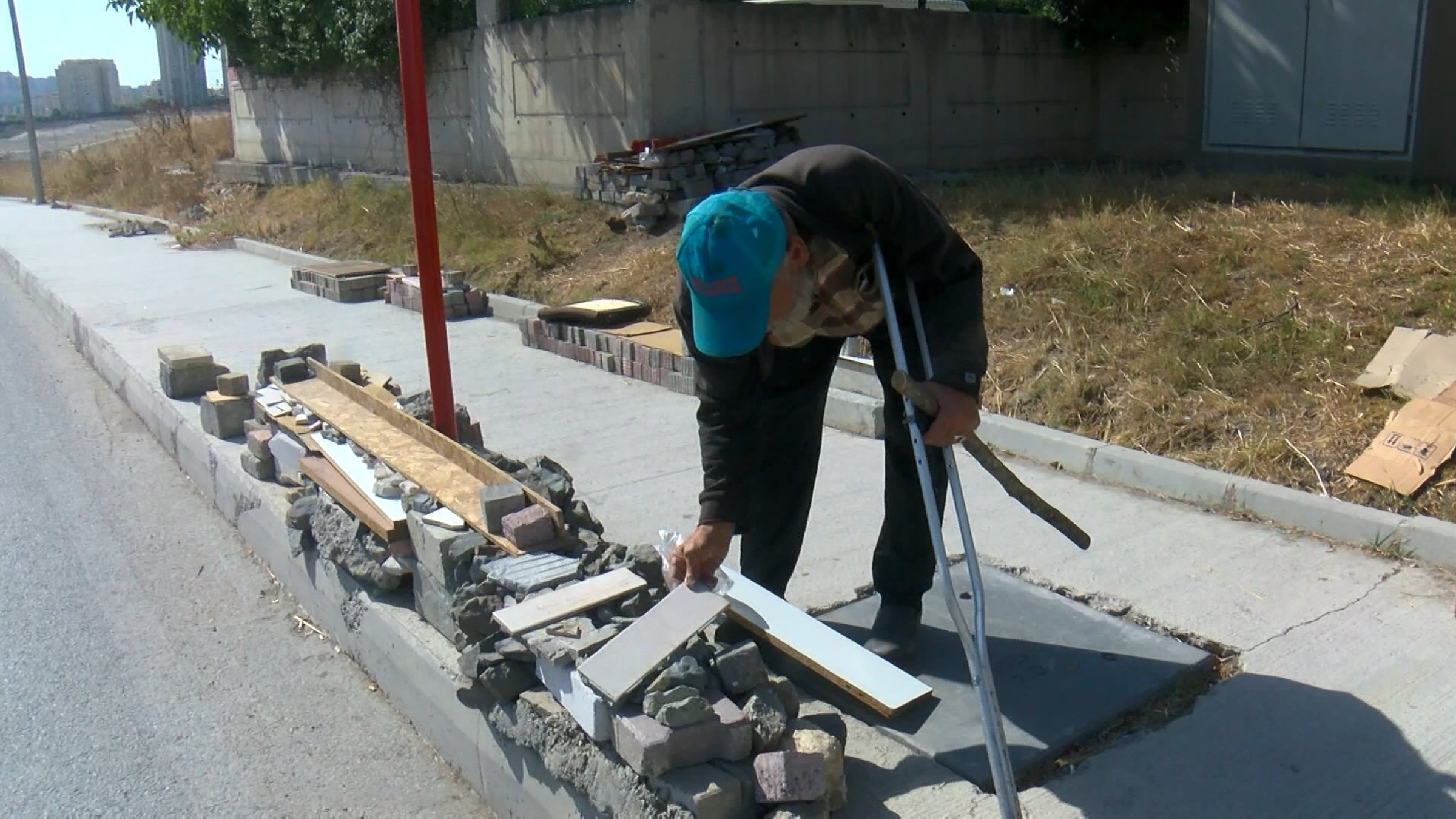 Ilyas Tok works on building benches at a bus stop in Avcılar, Istanbul, Türkiye, Aug. 25, 2025. (DHA Photo)