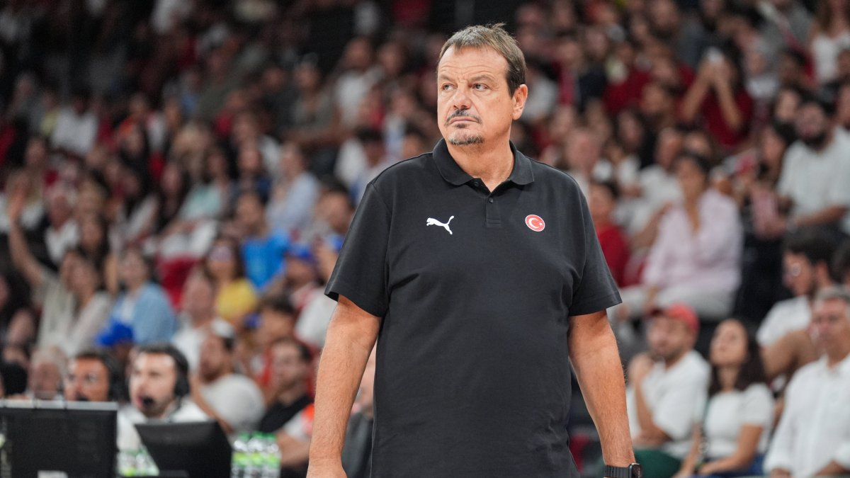 Turkish national basketball team coach Ergin Ataman watches a match from the sidelines, Istanbul, Türkiye, Aug. 23, 2025. (AA Photo)