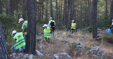 Locals and volunteers collect trash as part of the &quot;Respect Nature, Own Your Trash&quot; cleanup campaign in Bodrum, Türkiye, Aug. 24, 2025. (Photo by Funda Karayel)