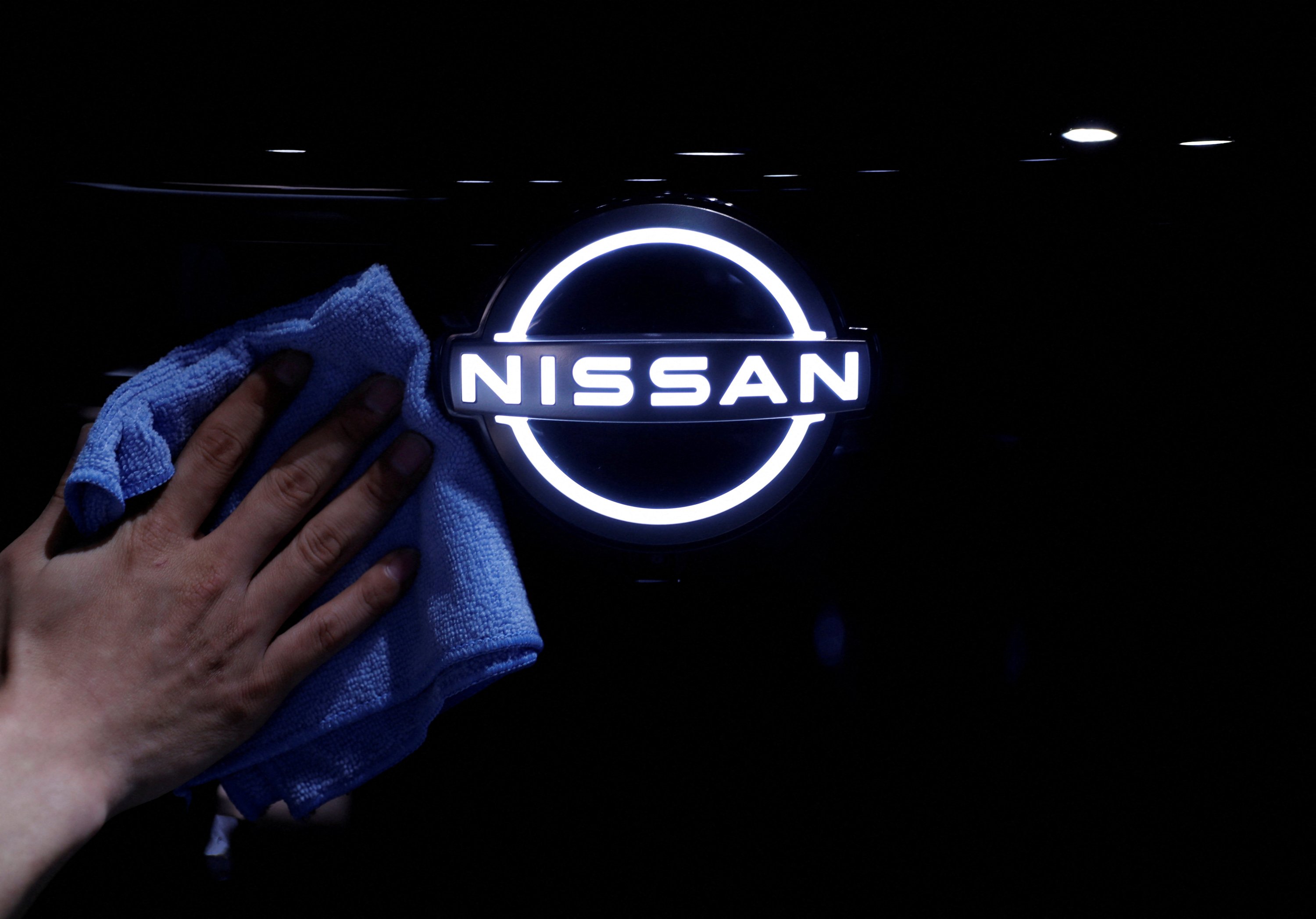 Mercedes-Benz prodal svoj delež v Nissanu, delnice japonskega proizvajalca avtomobilov padle