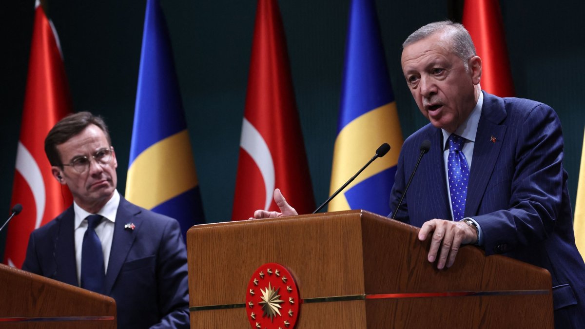 President Recep Tayyip Erdoğan and Swedish Prime Minister Ulf Kristersson (L) hold a news conference following their meeting at the Presidential Complex, Ankara, Türkiye, Nov. 8, 2022. (AFP Photo)