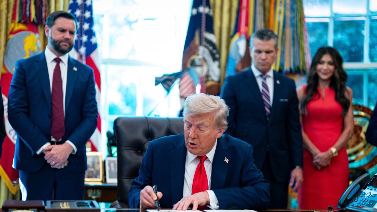 U.S. Vice President JD Vance, President Donald Trump, Pete Hegseth, secretary of Defense, and Kristi Noem, secretary of the Department of Homeland Security, during an executive order signing in the White House, Washington, U.S., Aug. 25, 2025. (EPA Photo)