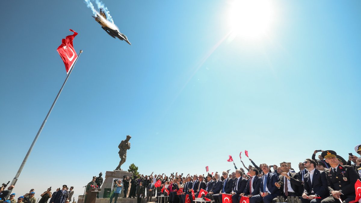 Turkish Air Force aerobatic team SOLOTÜRK performs a flyover as Parliament Speaker Numan Kurtulmuş and dignitaries attend a ceremony marking the 103rd anniversary of the Great Offensive at the Mustafa Kemal Monument, Kocatepe, Afyonkarahisar, Türkiye, Aug. 26, 2025. (AA Photo)
