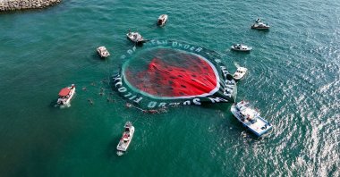 A drone view shows demonstrators on boats unfurling a banner on the water during a protest in solidarity with Palestinians in Gaza and to protest against Israel, Istanbul, Türkiye, Aug. 23, 2025. (Reuters Photo)