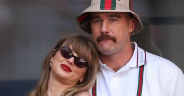 U.S. musician Taylor Swift and NFL football player Travis Kelce attend the men&#039;s final match between Italy&#039;s Jannik Sinner and USA&#039;s Taylor Fritz on day fourteen of the U.S. Open tennis tournament at the USTA Billie Jean King National Tennis Center in New York City, Sept. 8, 2024. (AFP File Photo)