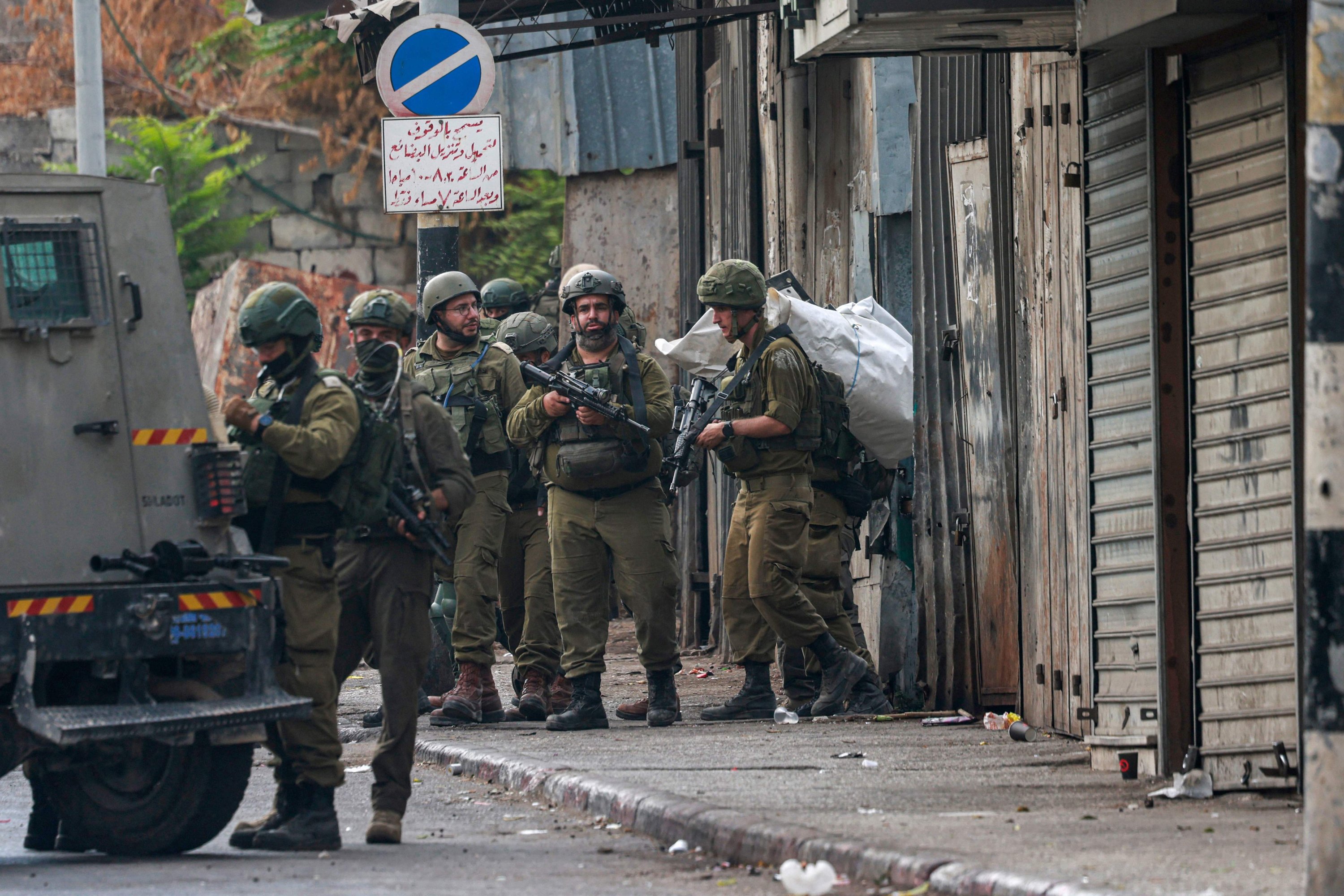 Izraelske sile vdrle v Nablus, pri tem ranjenih na desetine Palestincev, vključno z otrokom