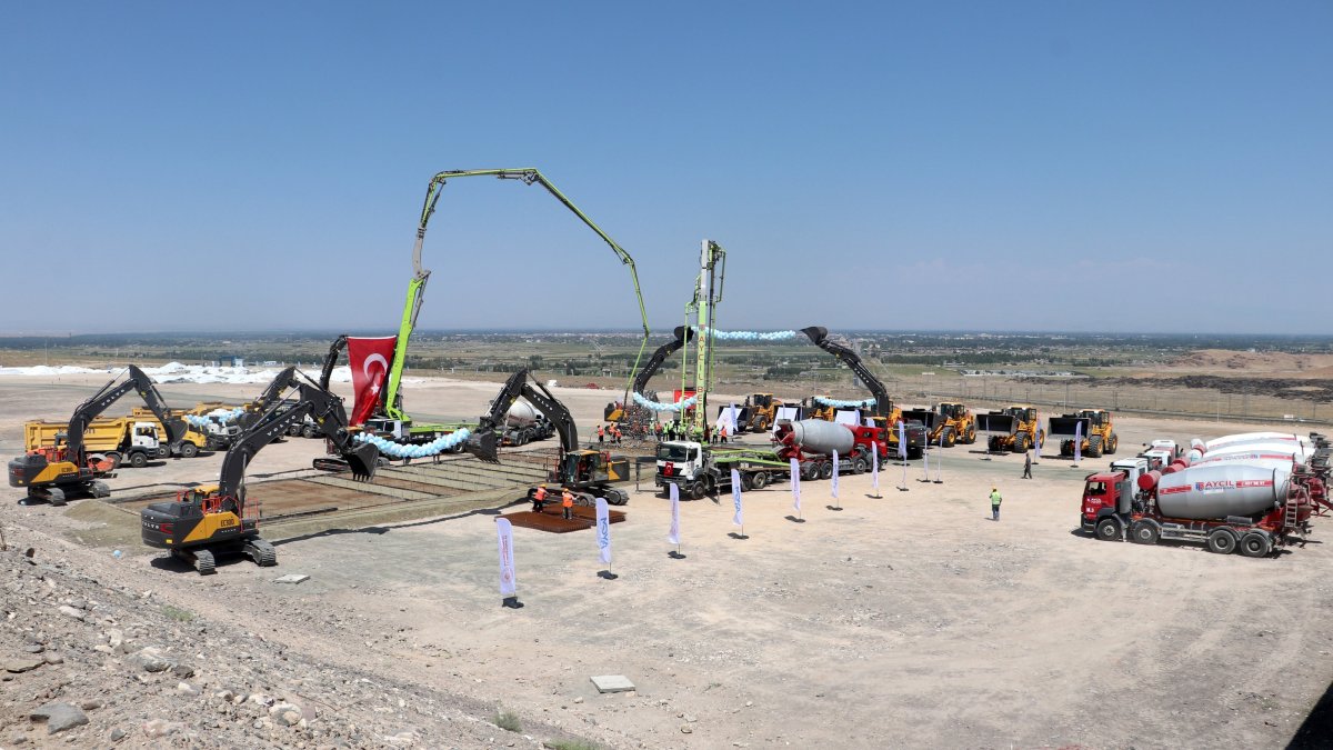 Workers are seen at a site as Türkiye breaks ground for the Kars-Iğdır-Aralık-Dilucu railway line, Kars, northeastern Türkiye, Aug. 22, 2025. (AA Photo)