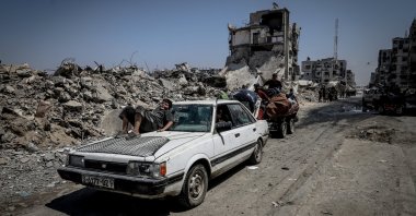 Palestinian families flee areas in central Gaza City amid Israeli attacks, Gaza Strip, Palestine, Aug. 27, 2025. (AA Photo)