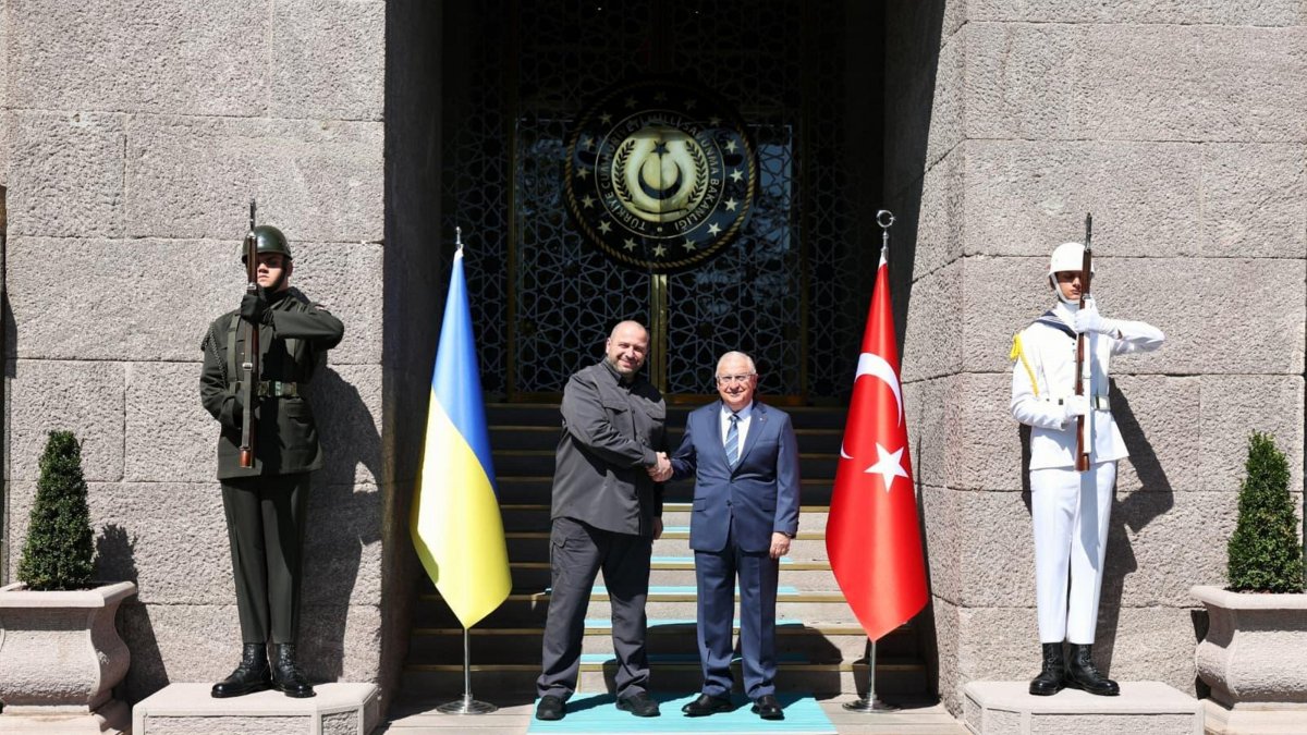 Defense Minister Yaşar Güler (R) welcomes Rustem Umerov, secretary of Ukraine’s National Security and Defense Council, for talks at the ministry, Ankara, Türkiye, Aug. 28, 2025. (AA Photo)