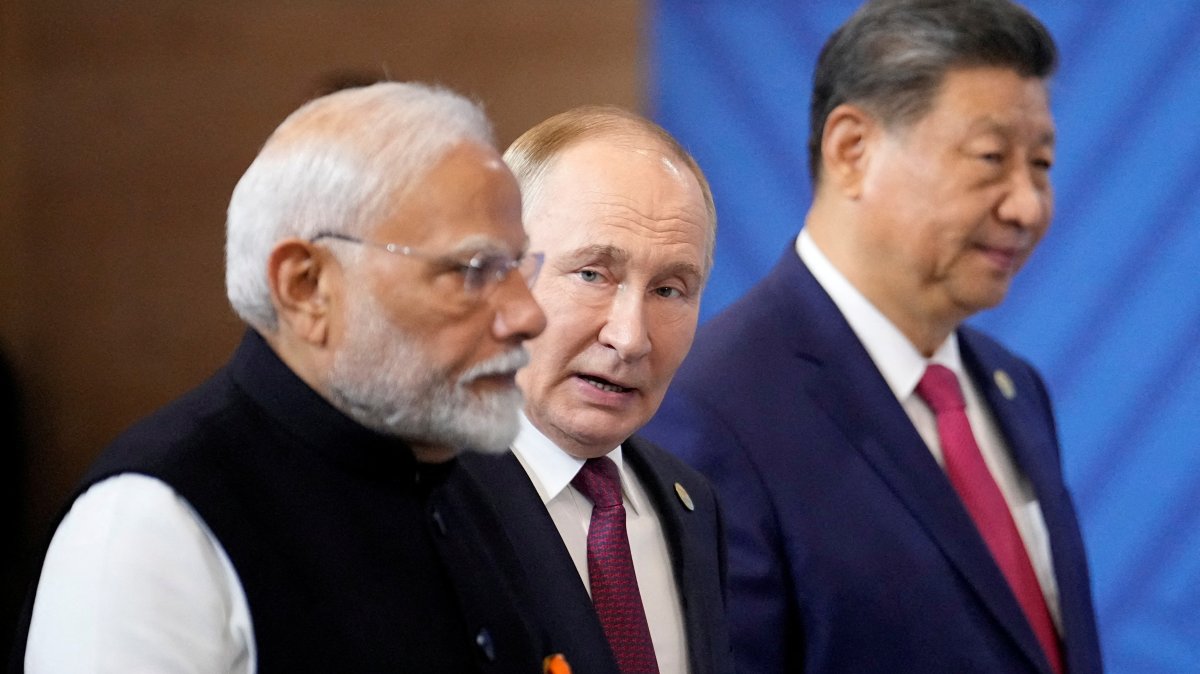 Indian Prime Minister Narendra Modi (L), Russian President Vladimir Putin (C) and Chinese President Xi Jinping attend a family photo ceremony prior to the BRICS Summit plenary session, Kazan, Russia, Oct. 23, 2024. (Reuters Photo)
