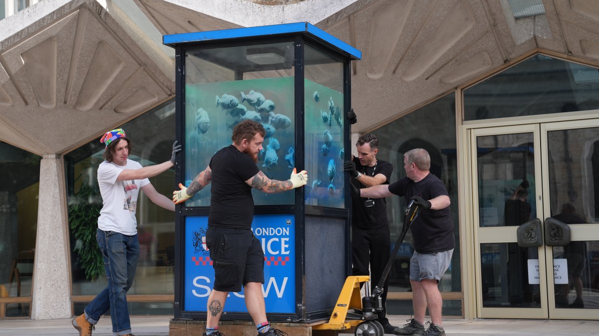 &quot;Piranhas&quot; is moved from London’s Guildhall into protective storage ahead of its public display at the London Museum’s new site in Smithfield, U.K., Aug. 27, 2025. (Getty Images Photo)
