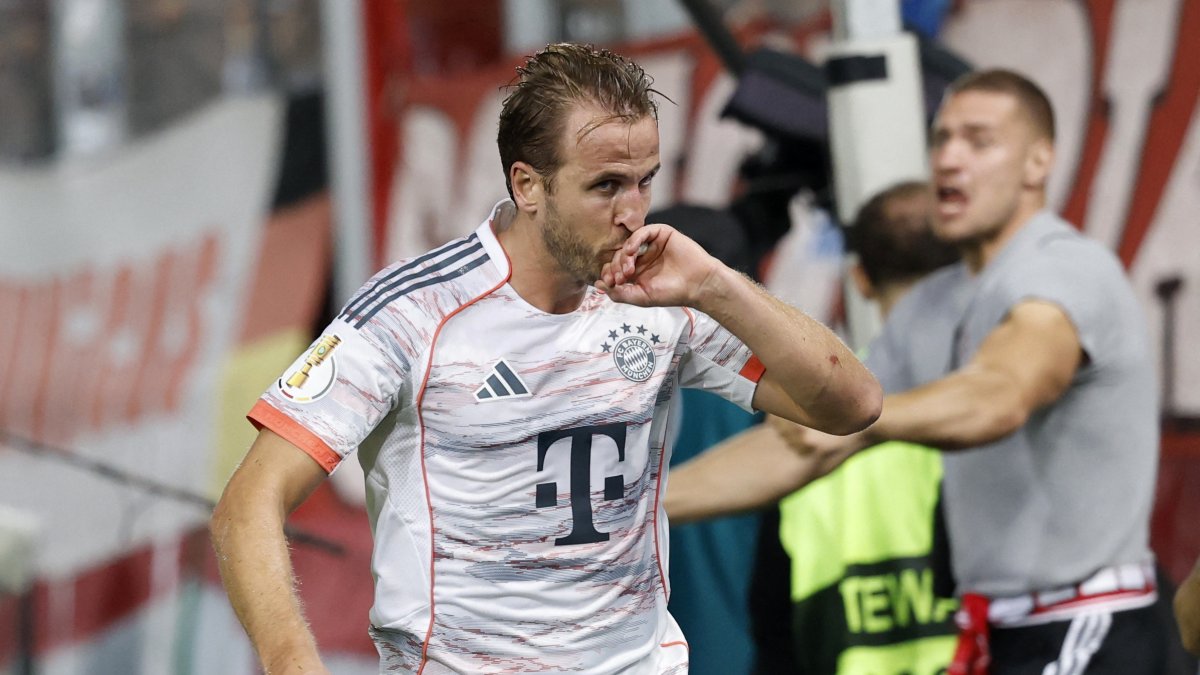 Bayern put cup blip behind, Hamburg brace for derby in Bundesliga
