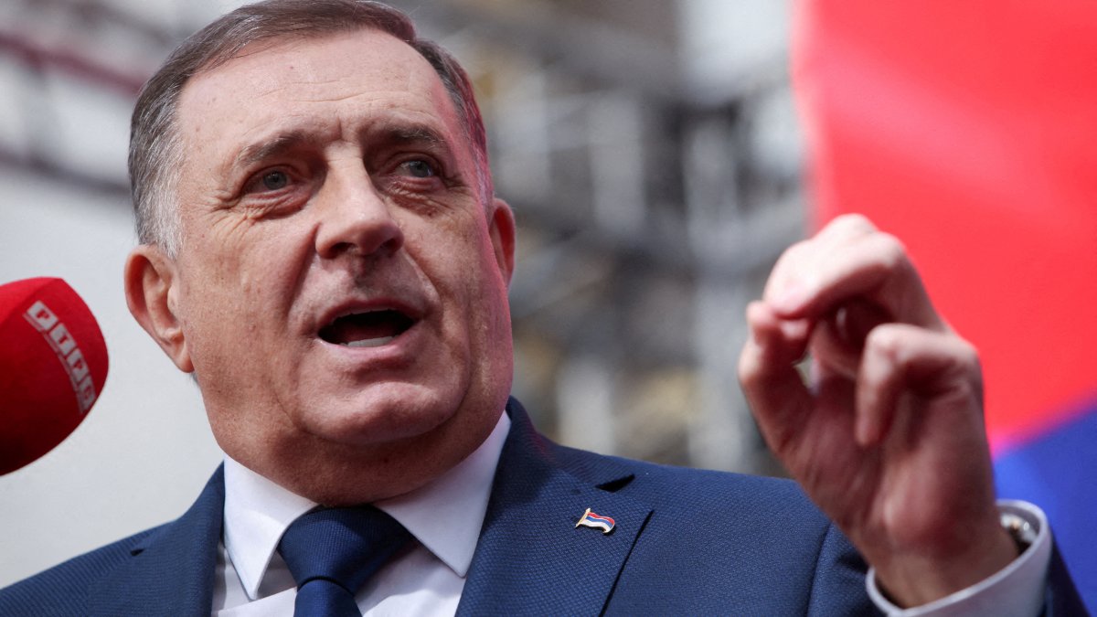 Milorad Dodik, President of Bosnia&#039;s Serb Republic, addresses supporters reacting to a court decision on charges that he defied rulings by an international peace envoy, in Banja Luka, Bosnia-Herzegovina, Feb. 25, 2025. (Reuters File Photo)