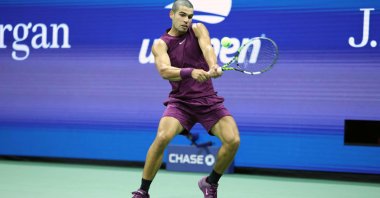 Spain&#039;s Carlos Alcaraz plays a backhand return to Italy’s Mattia Bellucci in their US Open second round match, in New York City, U.S., Aug. 27, 2025. (AFP Photo)