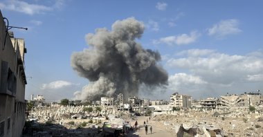 Plume of smoke rises after an Israeli attack on the Zeitoun neighborhood, central Gaza, Palestine, Aug. 28, 2025. (AA Photo)