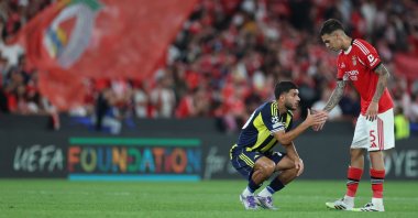 Fenerbahçe&#039;s Turkish midfielder Oğuz Aydın (L) and Benfica&#039;s Argentine midfielder Enzo Barrenechea shake hands at the end of the UEFA Champions League playoff match in Lisbon, Portugal, Aug. 27, 2025. (AFP Photo)