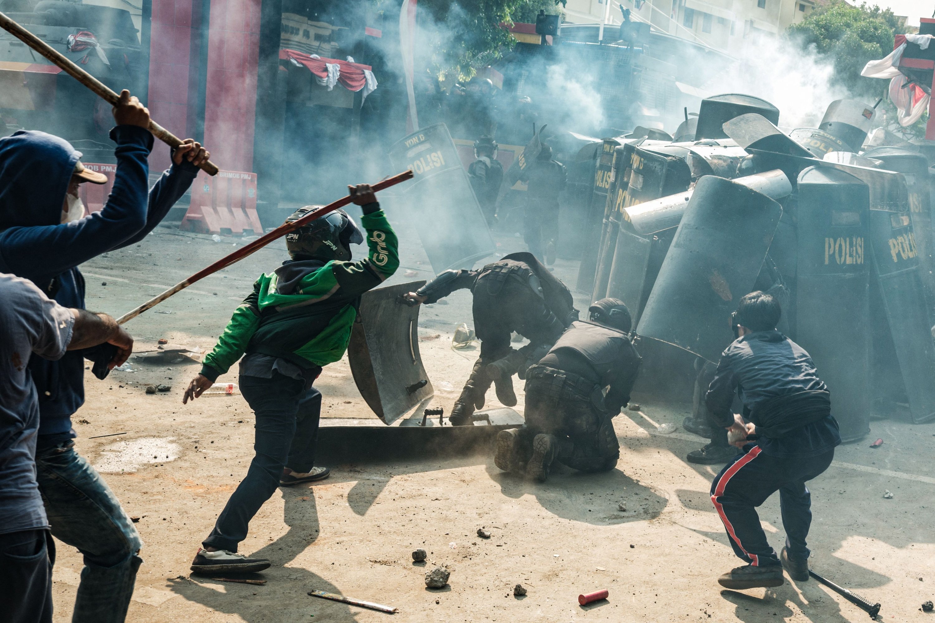 Protesters clashing with police on the streets of Jakarta during the August 2025 unrest, capturing the intensity of the demonstrations. (com.tr)