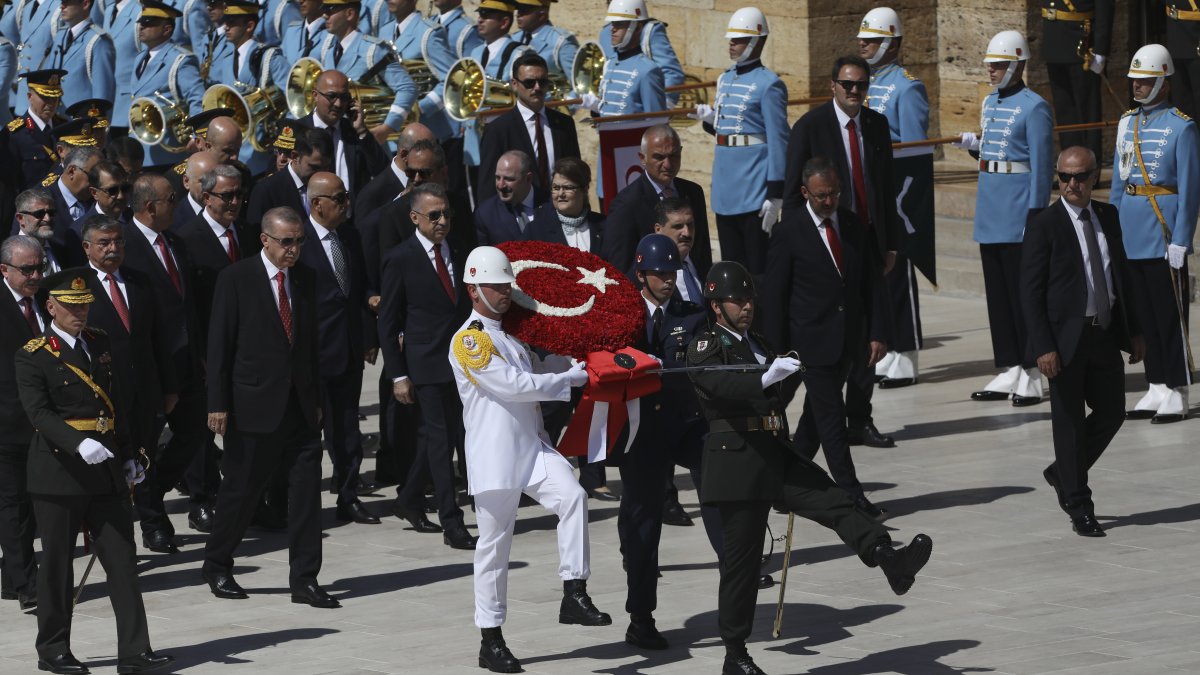 President Recep Tayyip Erdoğan and other officials walk to the mausoleum of modern Türkiye&#039;s founder, Mustafa Kemal Atatürk, on Victory Day, Ankara, Türkiye, Aug. 30, 2022. (AP Photo)