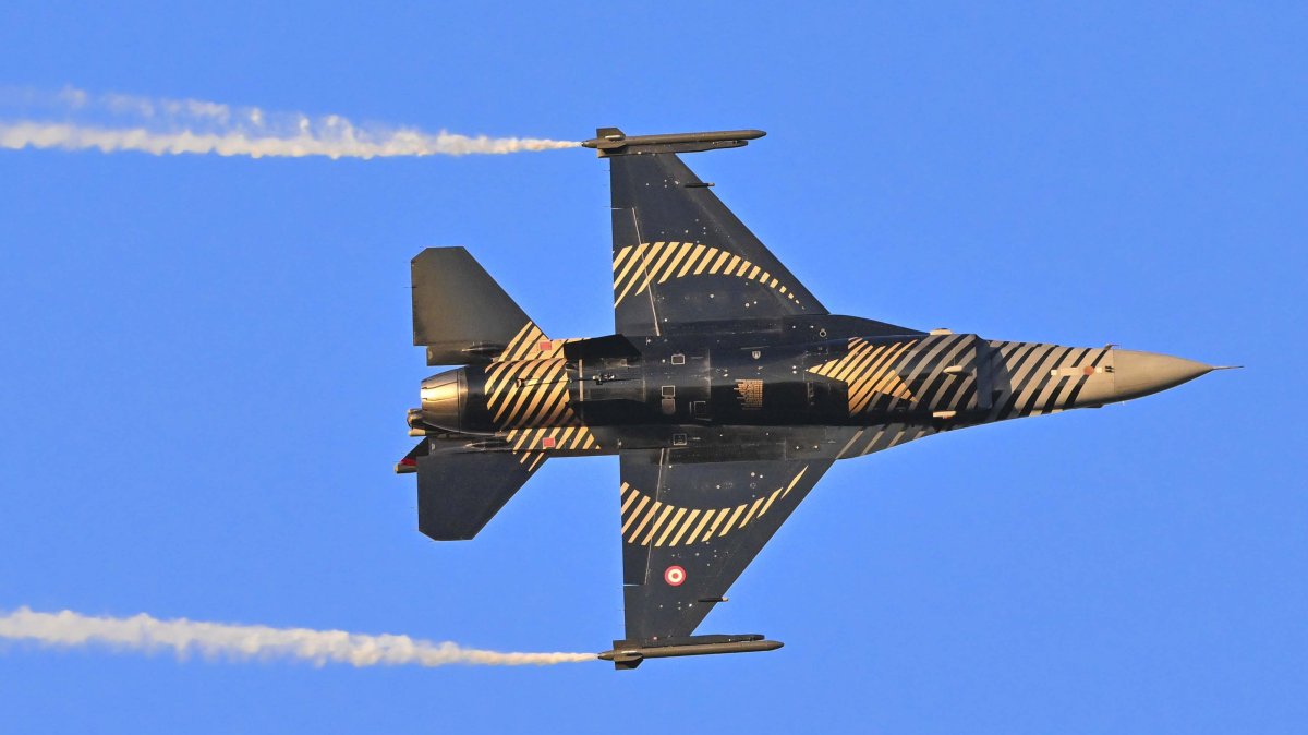 SOLOTÜRK, the Turkish Air Force’s aerobatic team, performs a rehearsal flight over Ankara ahead of Victory Day celebrations on Aug. 30, with a pass over Anıtkabir, the mausoleum of Mustafa Kemal Atatürk, Türkiye, Aug. 28, 2025. (AA Photo)