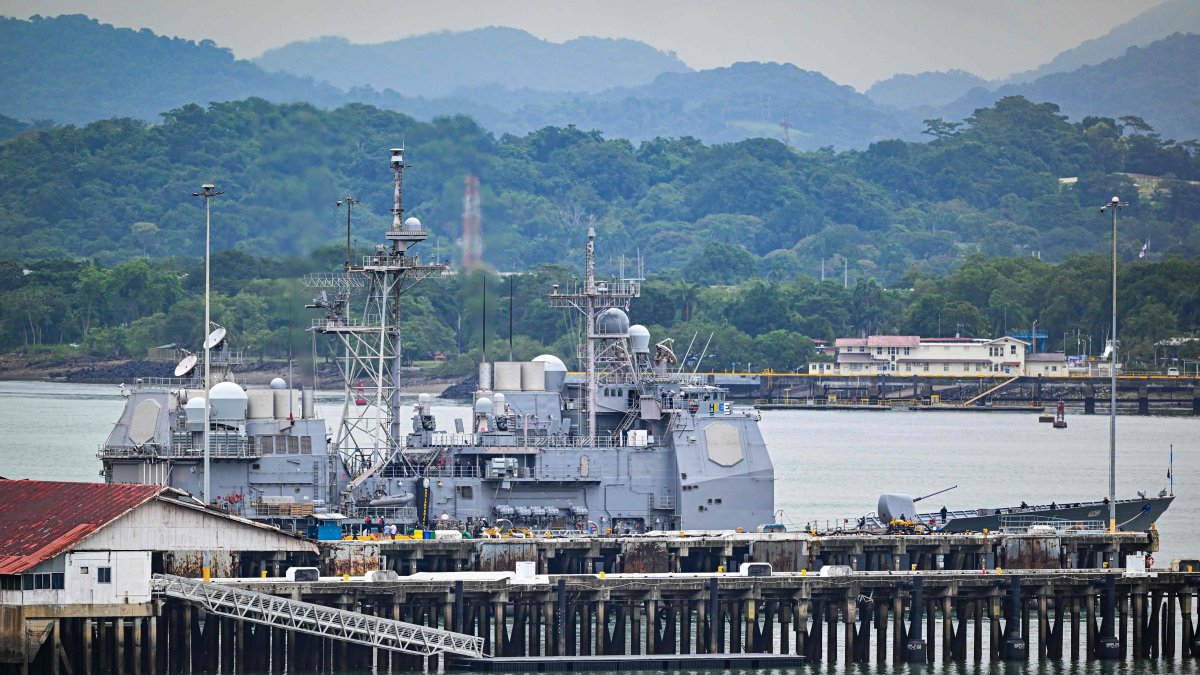 The US Navy warship USS Lake Erie (CG 70) docks at the Port of Balboa, Panama City, Panama, Aug. 28, 2025. (AFP Photo)