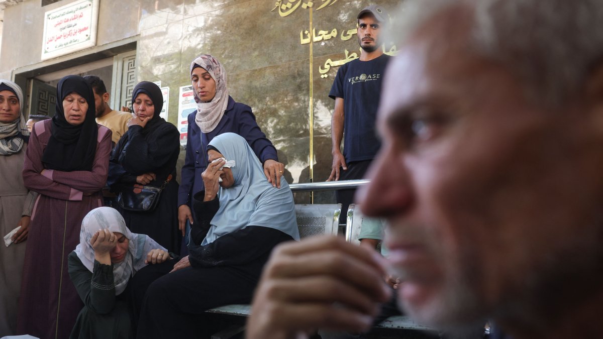 Palestinians mourn outside Shifa hospital in Gaza City where casualties of Israeli fire were transported ahead of their funerals, Aug. 29, 2025. (AFP Photo)