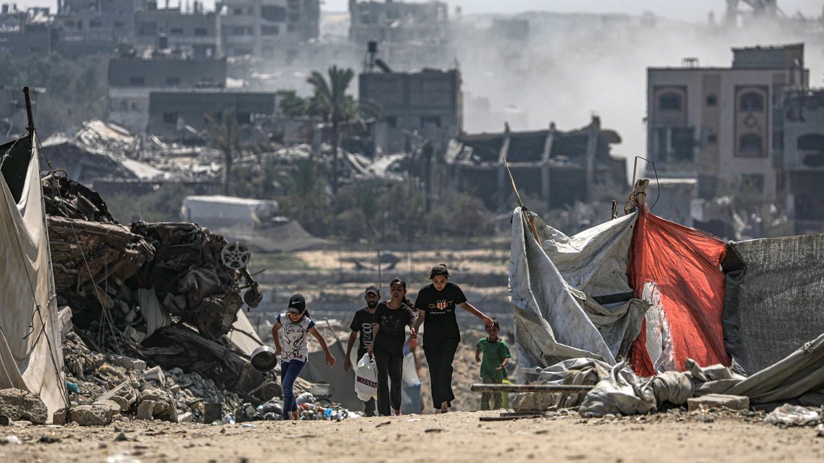 Internally displaced Palestinians move to another location during a military operation in the east of Al Sheikh Redwan neighbourhood, Gaza City, Palestine, Aug. 30, 2025. (EPA Photo)