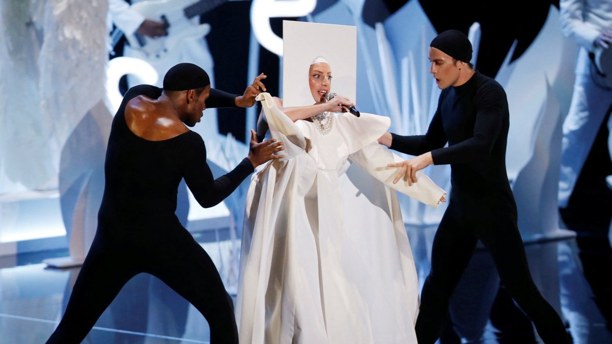 Lady Gaga performs during the 2013 MTV Video Music Awards in New York, U.S., Aug. 25, 2013. (Reuters Photo)