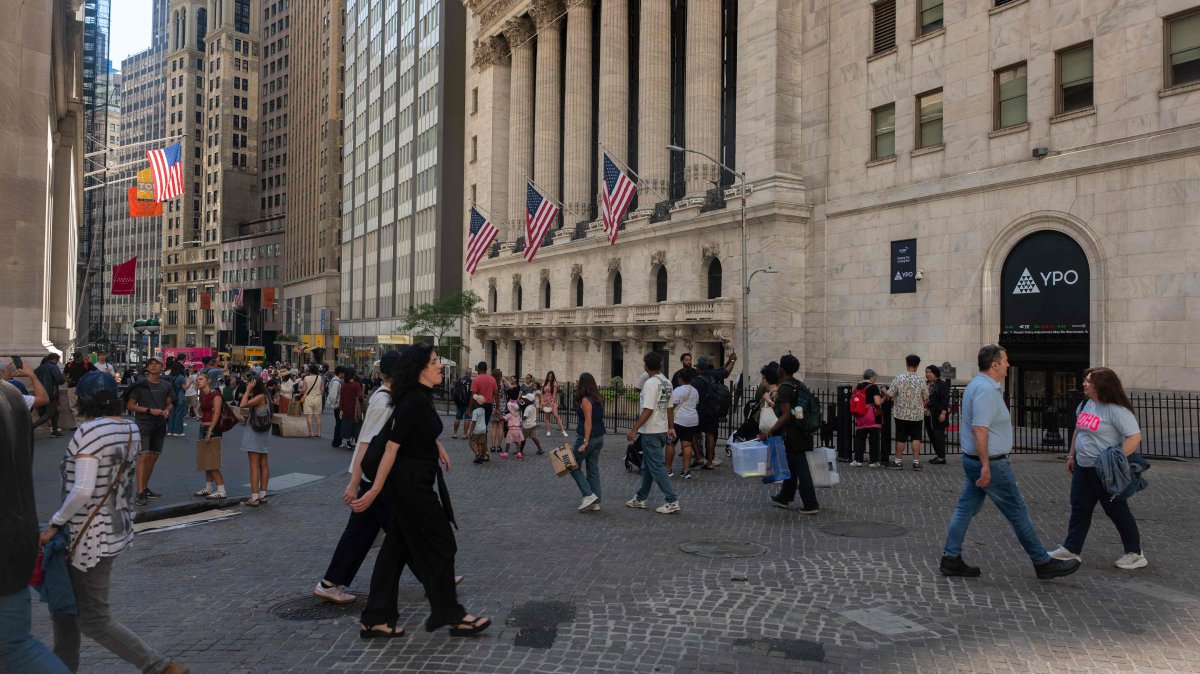 People walk past the New York Stock Exchange (NYSE), New York City, U.S., Aug. 22, 2025. (AFP Photo)