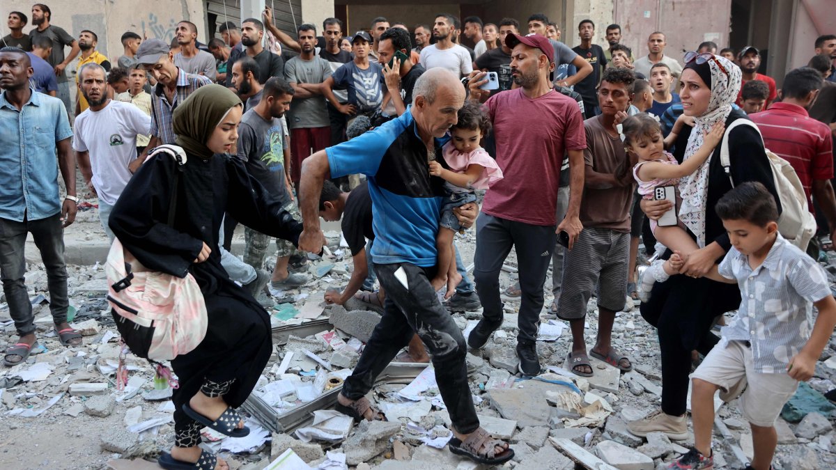 A Palestinian man evacuates the site of an Israeli strike that targeted several buildings in Gaza City&#039;s al-Rimal neighbourhood, Gaza, Palestine, Aug. 30, 2025. (AFP Photo)
