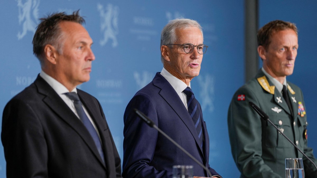 Norway&#039;s Prime Minister Jonas Gahr Stoere (L), Defense Minister Tore O. Sandvik (L) and Chief of Defense General Eirik Kristoffersen speak to the media on the status of the purchase of British-made frigates, at the prime minister&#039;s office in Oslo, Norway, Aug. 31, 2025. (Reuters Photo)