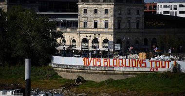 A graffiti reading "September 10 Let&#039;s block everything" was painted on a wall around a construction site along the Garonne river in Bordeaux, southwestern France, Aug. 25, 2025. (AFP Photo)